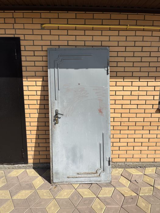 Продается железная дверь