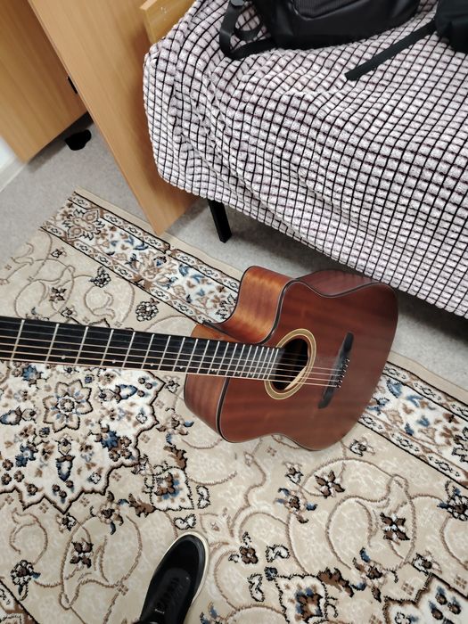 Продаю гитару купил её 2 месяца назад