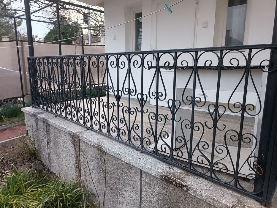 метална ажурна декоративна ограда-парапет.