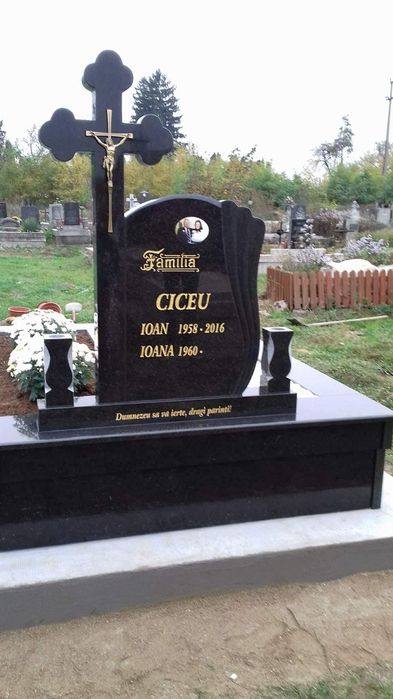 Monumente funerare