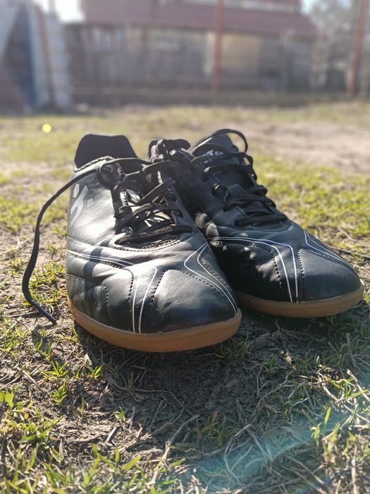 Kipsta agility 300 ghete de sală