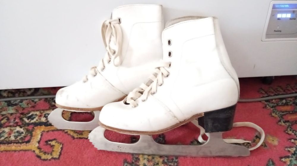 Продам коньки 34 32 33размеры