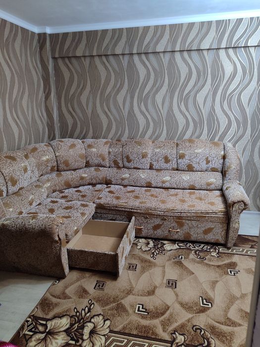 Продам угловой диван .