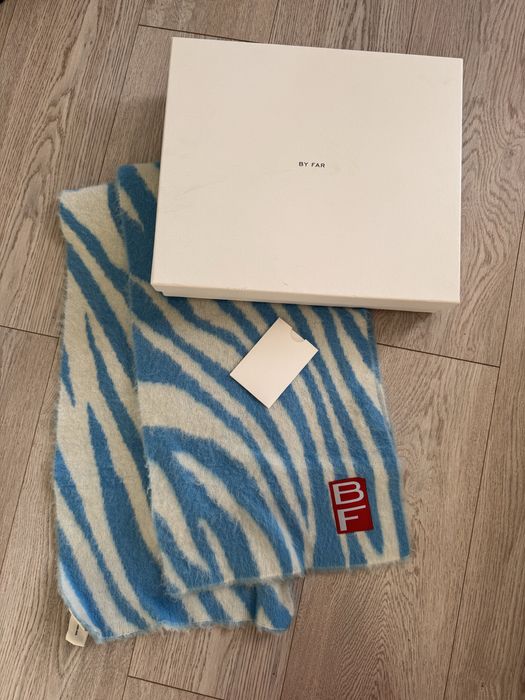Вълнен шал By far