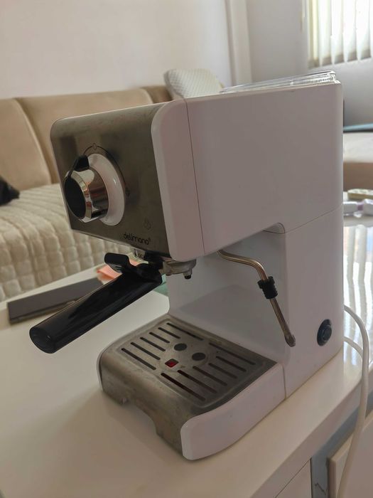 Продавам бяла кафемашина