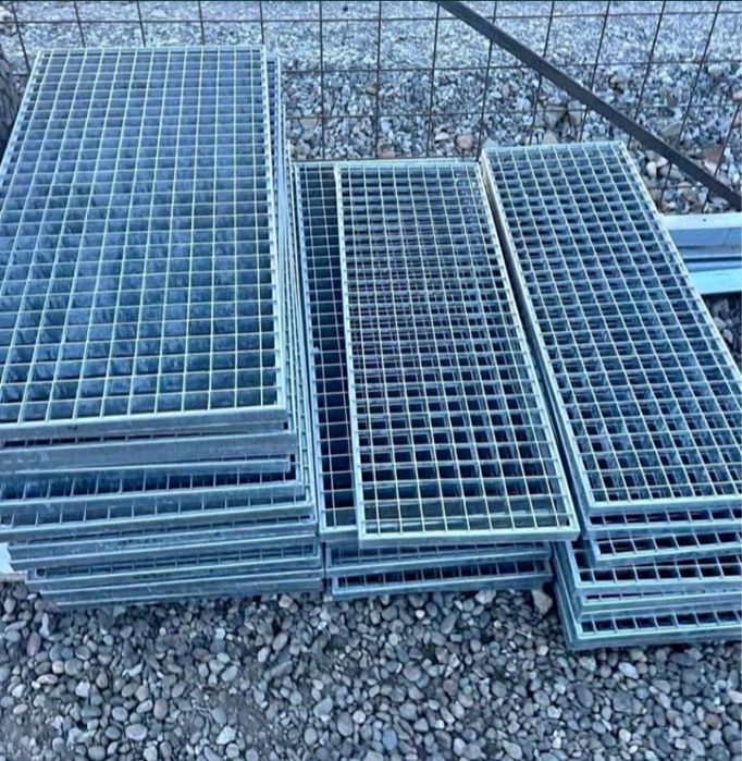 Trepte zincate la comanda