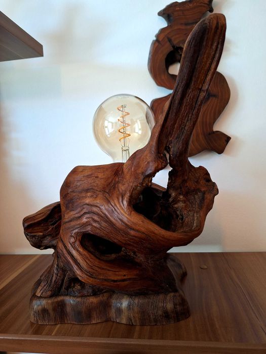 Ръчно изработена настолна лампа от дърво