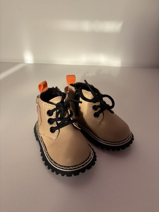 Детский ботинка