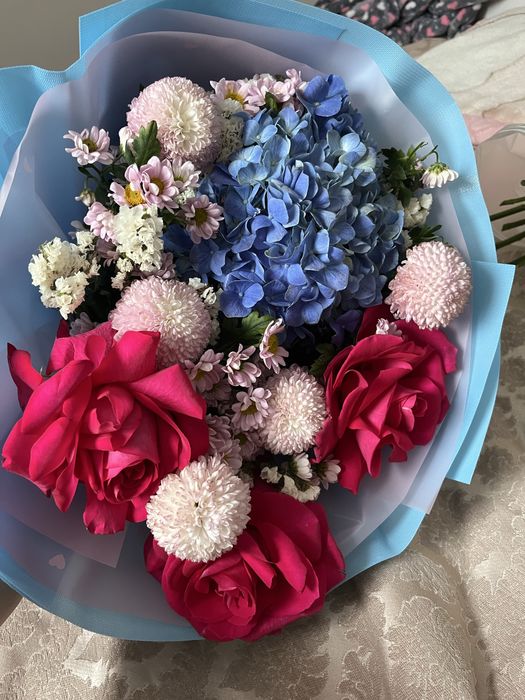 Цветы свежие.