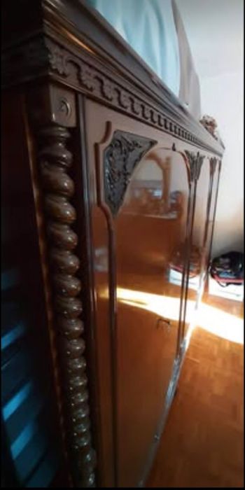 Mobila din lemn masiv,cu sculpturi manuale,foarte bine intretinuta