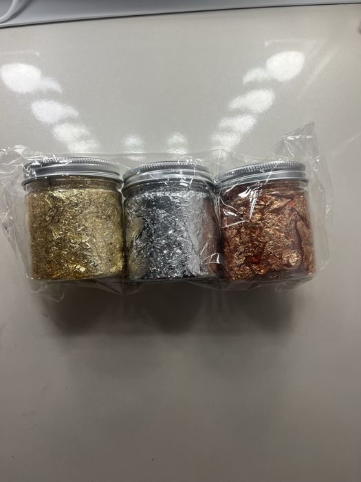 Епоксидна смола с нужните материали за изработка