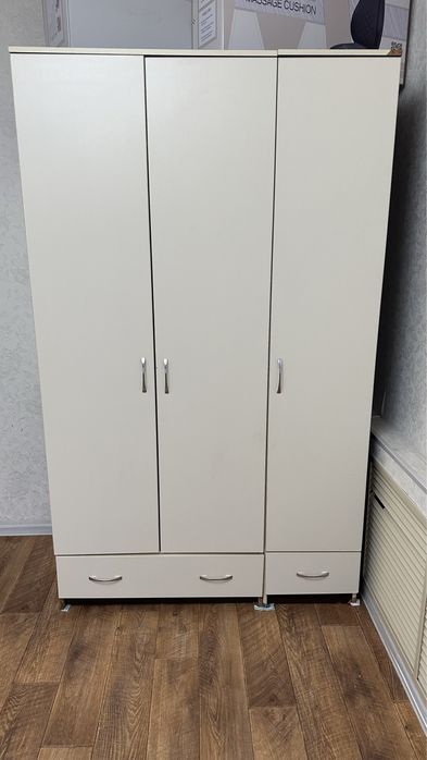 Белый шкаф спальный