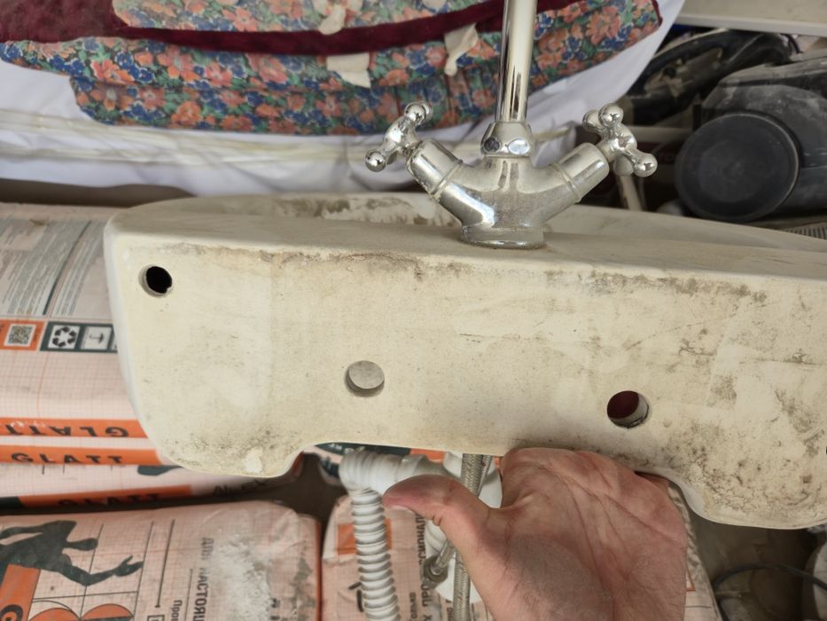 Продаю 2 раковины со смесителями