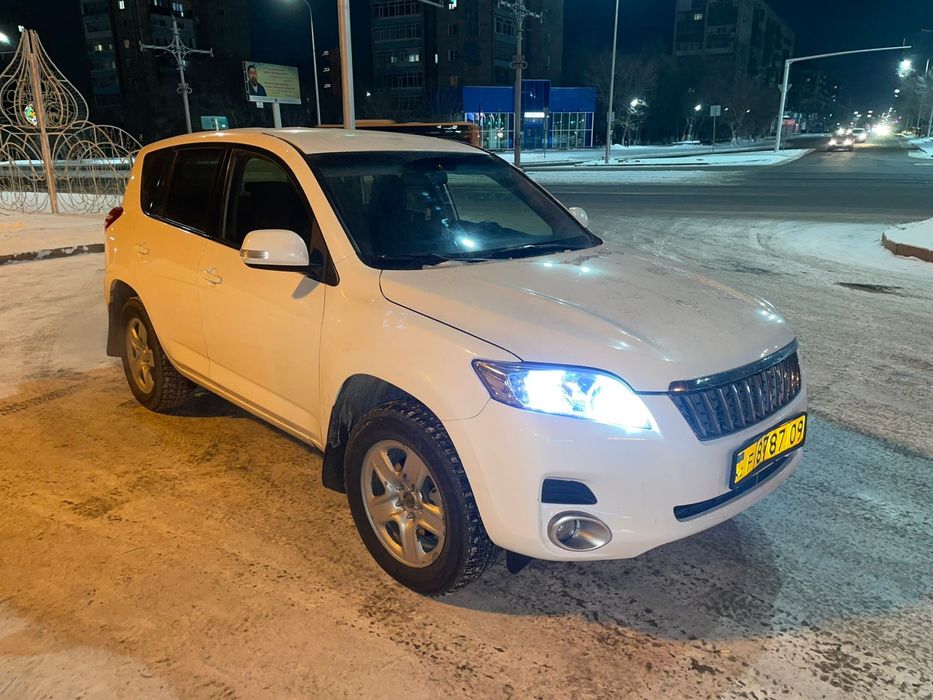 Тойота Рав 4 на бодром ходу