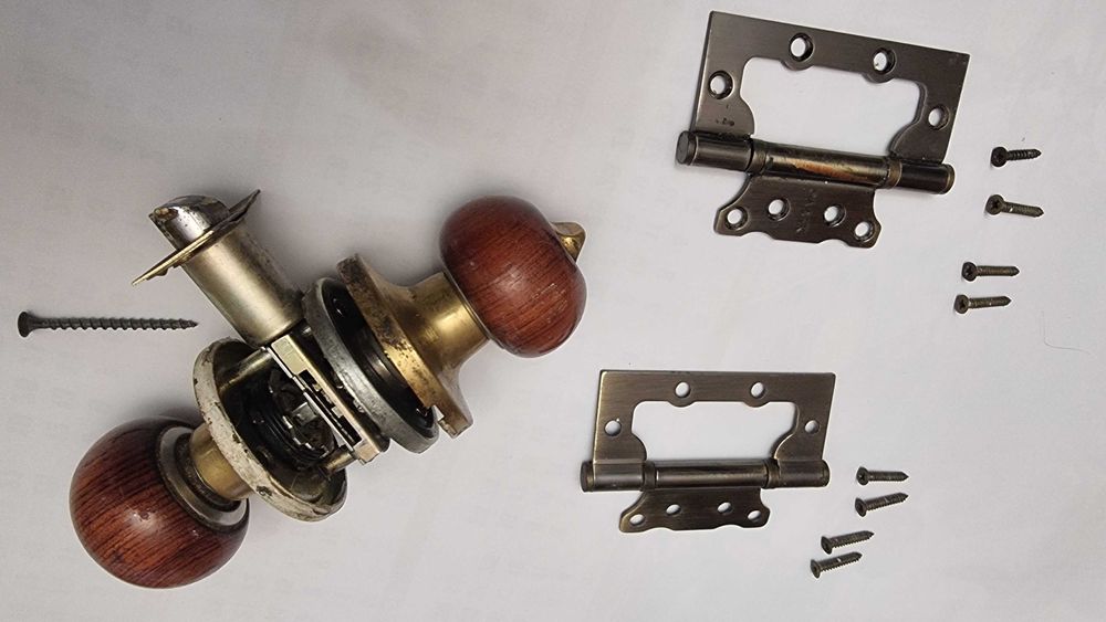 Продам  ручку  и навесы для межкомнатной двери  1000