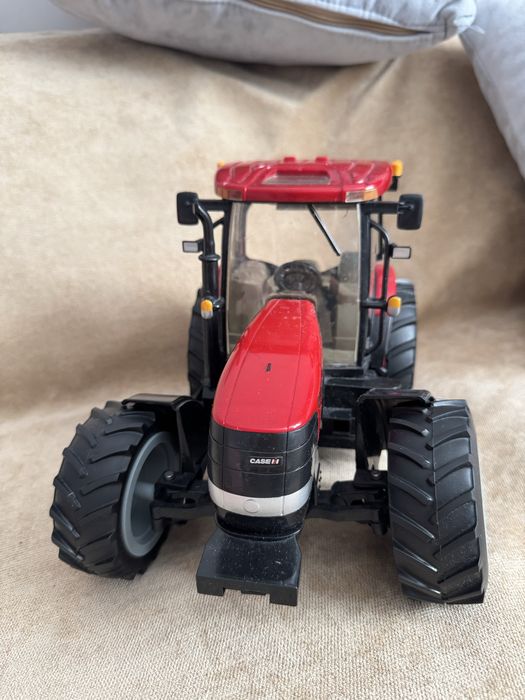 Красный трактор с кнопкой