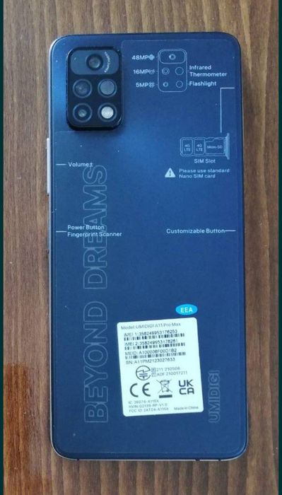 Смартфон с голям екран 6,8"