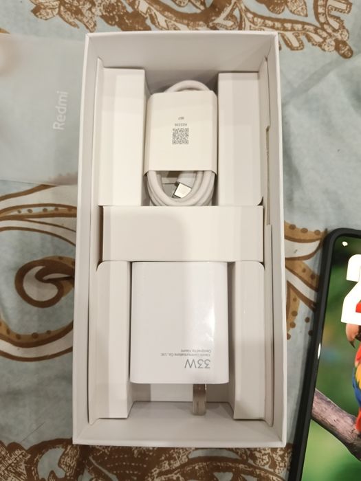 Смартфон Redmi Note 13 с коробкой.
