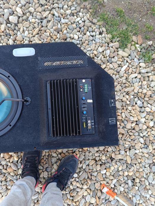 Vând subwoofer passat b6