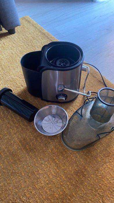 Vând storcator de fructe și legume