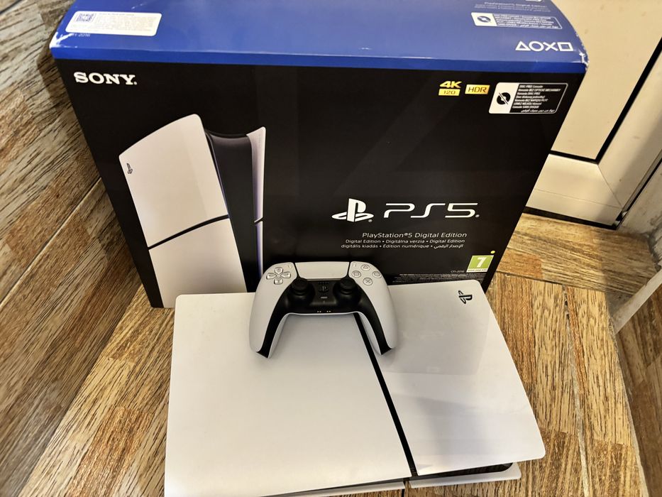 Конзолата е в отлично състояние и е все още в гаранция.