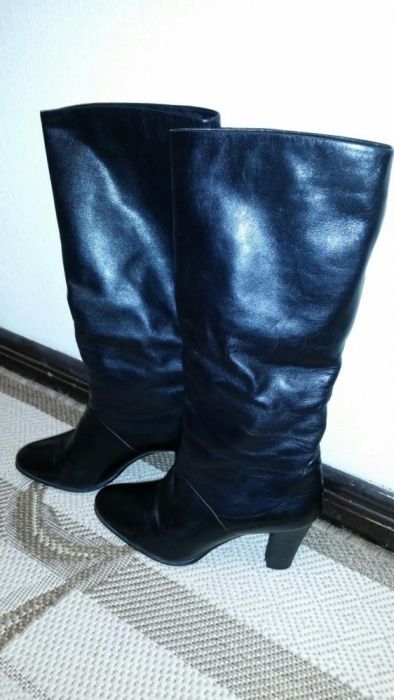 Продам сапоги демисезонные кожа размер 38.Цена 10000 тенге