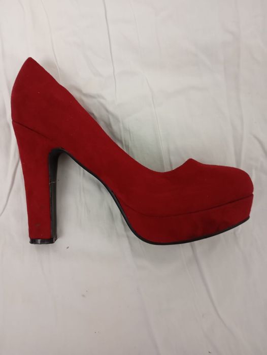 Pantofii scufitei roșii