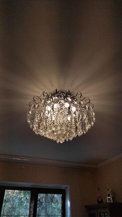 Красивая, хрустальная люстра