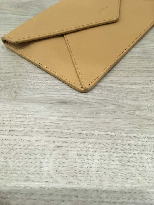 DKNY клъч портфейл в бежаво и лила