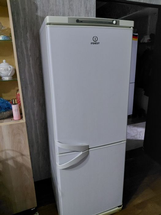 Хороший Холодильник indesit б/у
