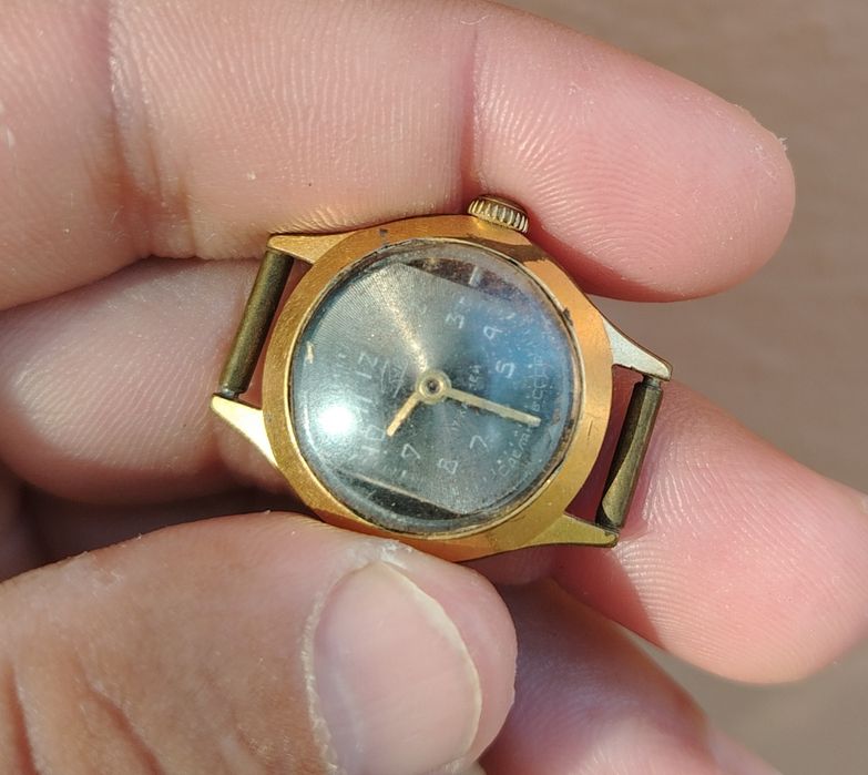 Soatlar sotiladi. Orasida Zarya soati xam bor