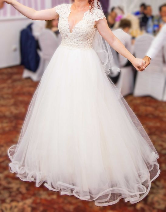 Rochie de mireasa, voal si crinolina incluse