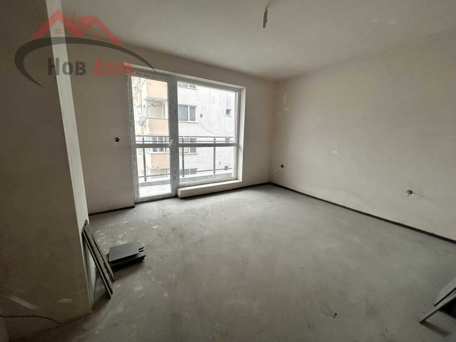 Тристаен до магазин Практикер