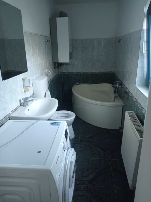 Persoana fizică închiriez casă 3 camere in zona Bălcescu