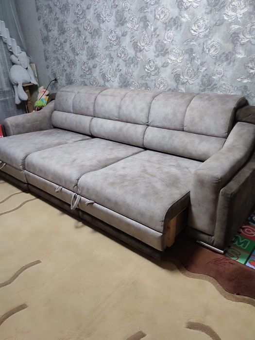 Продаю диван. В хорошем состоянии .