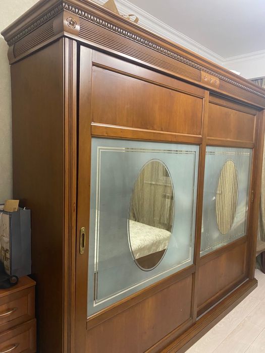 Шкаф массивый, настоящий дуб.