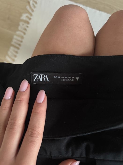 Черна плисирана пола Zara XS с вградени панталонки