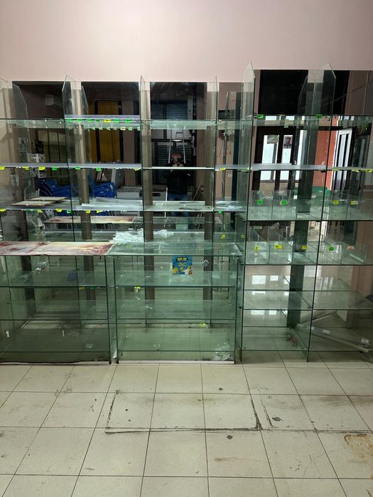 Vând rafturi din sticla cu oglinda pe spate si tonete