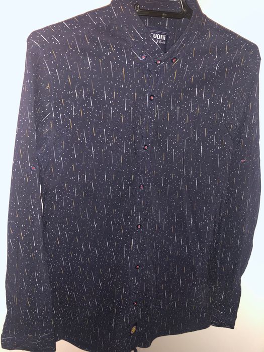 Тъмно синя риза.