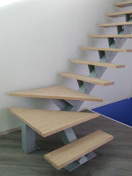 Scari interioare cu trepte din lemn