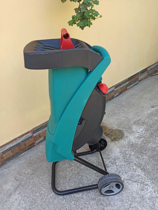 Tocator crengi si resturi vegetale electric BOSH AXT Rapid 2200