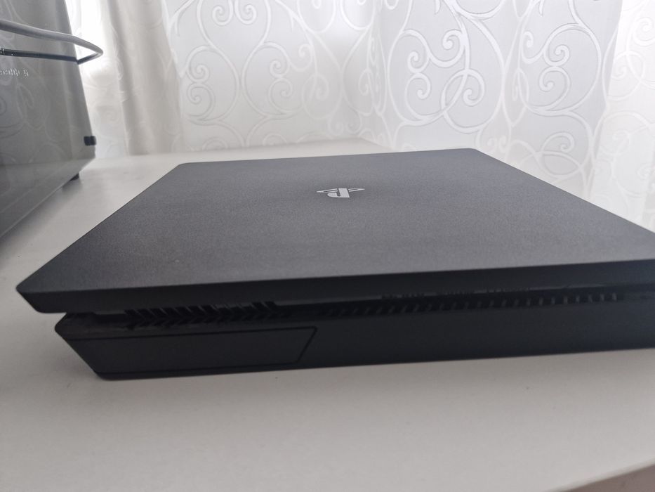 Ps4 slim приставка около 15 игр и больше
