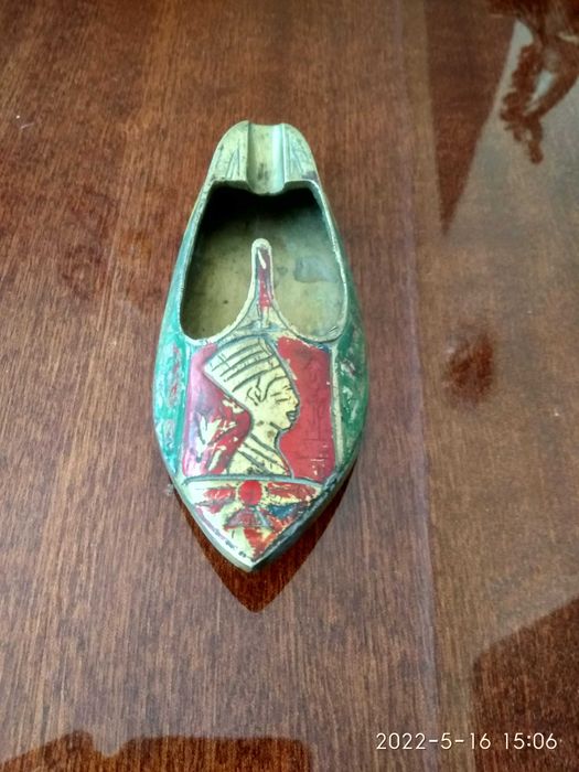 Пепельница металлическая.