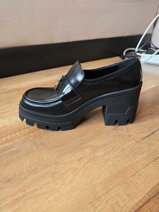Кожени обувки с дебел ток Calvin Klein Jeans CHUNKY HEELED LOAFER MG MTR в черно