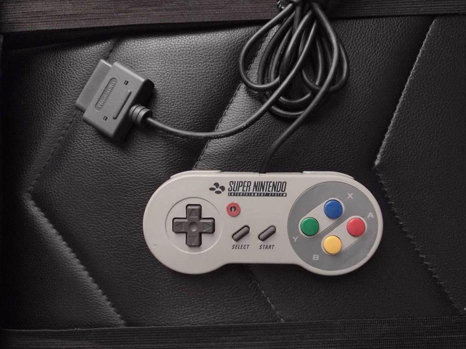 Joystick/controller, jocuri, cablu si placa de baza Super Nintendo