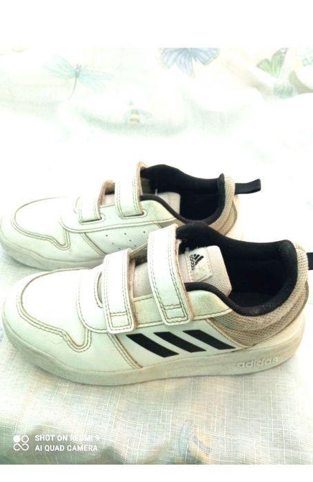 Adidasi marca ADIDAS original din piele naturală.Marimea 31.