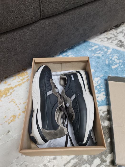 Продам кроссовки новые