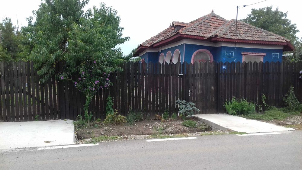 Vând  teren  extravilan    intravilan cu   casă   demolabilă.  in    Surlari