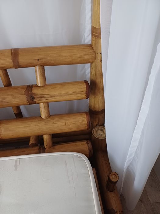 Pat cu baldachin, din bambus