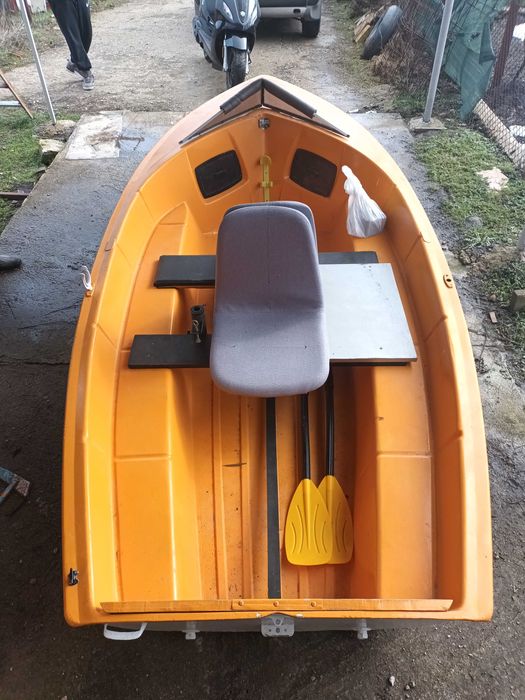 Продавам лодка от стъклопласт